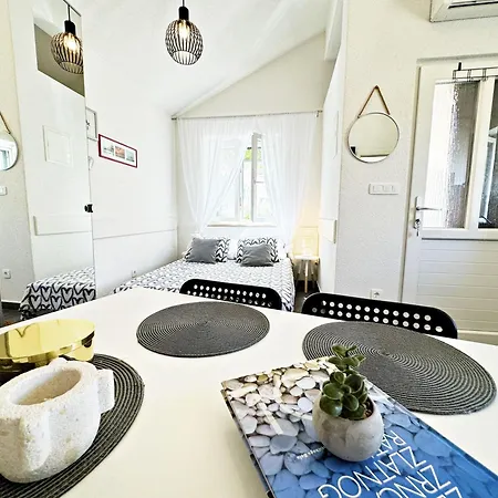 Studio Apartment Matoni Postira Exterior photo